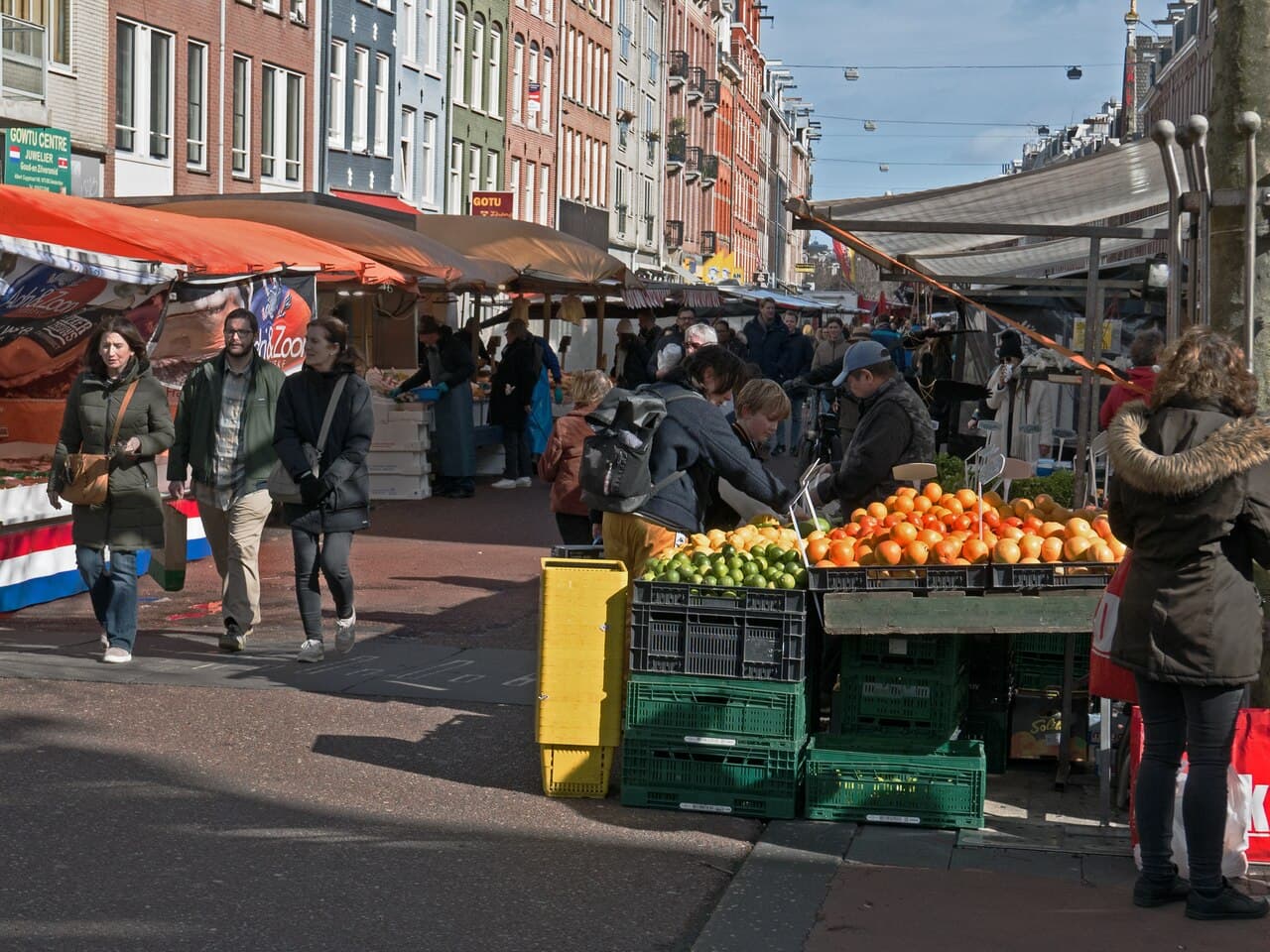 Market stalls and crowds along the Albert Cuyp street market