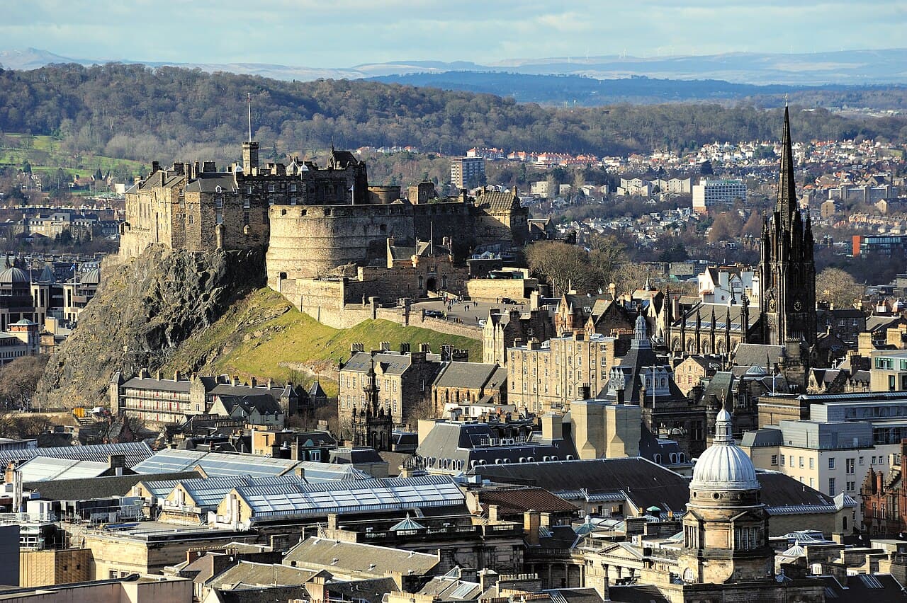 Edinburgh — Scotland — a castle, a volcano and a whisky in the mist