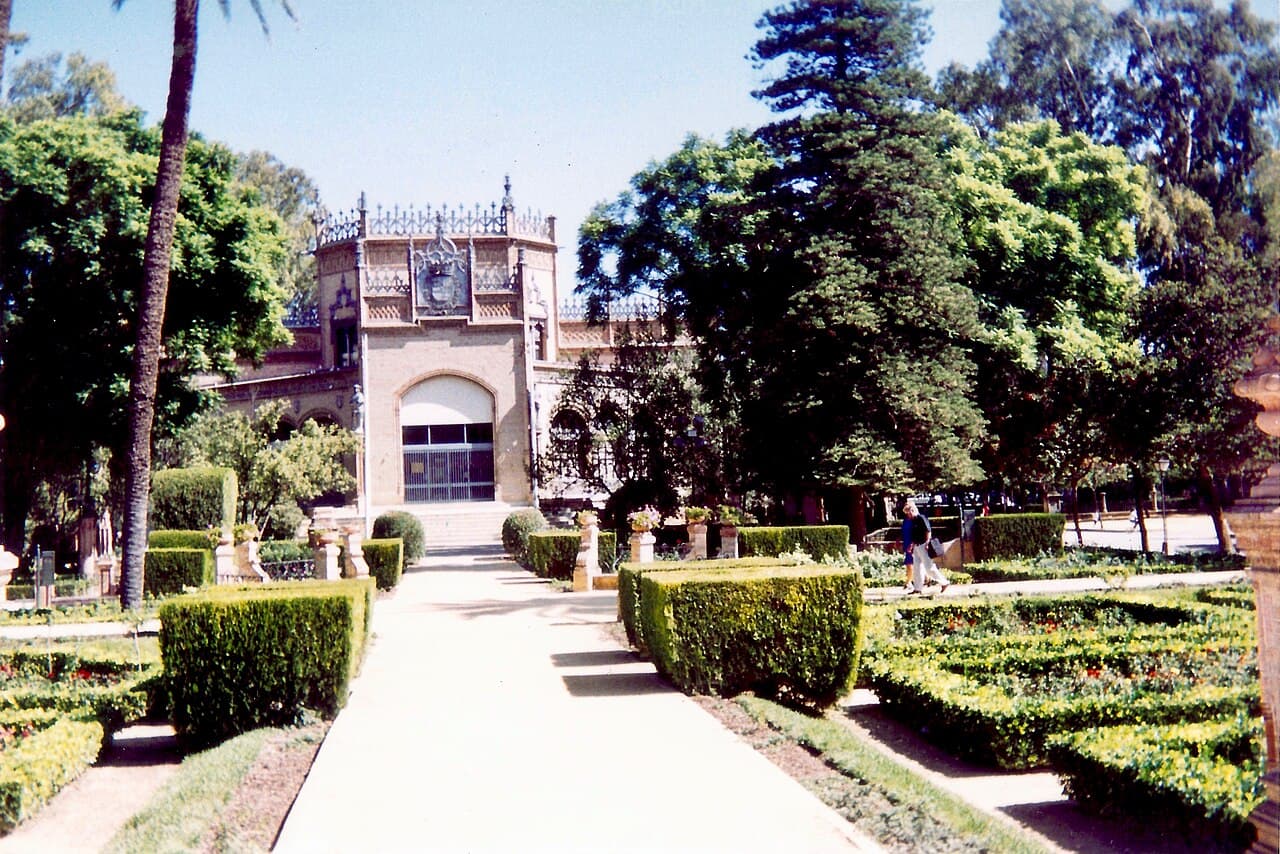 Shaded paths and fountains in Parque de María Luisa, Seville