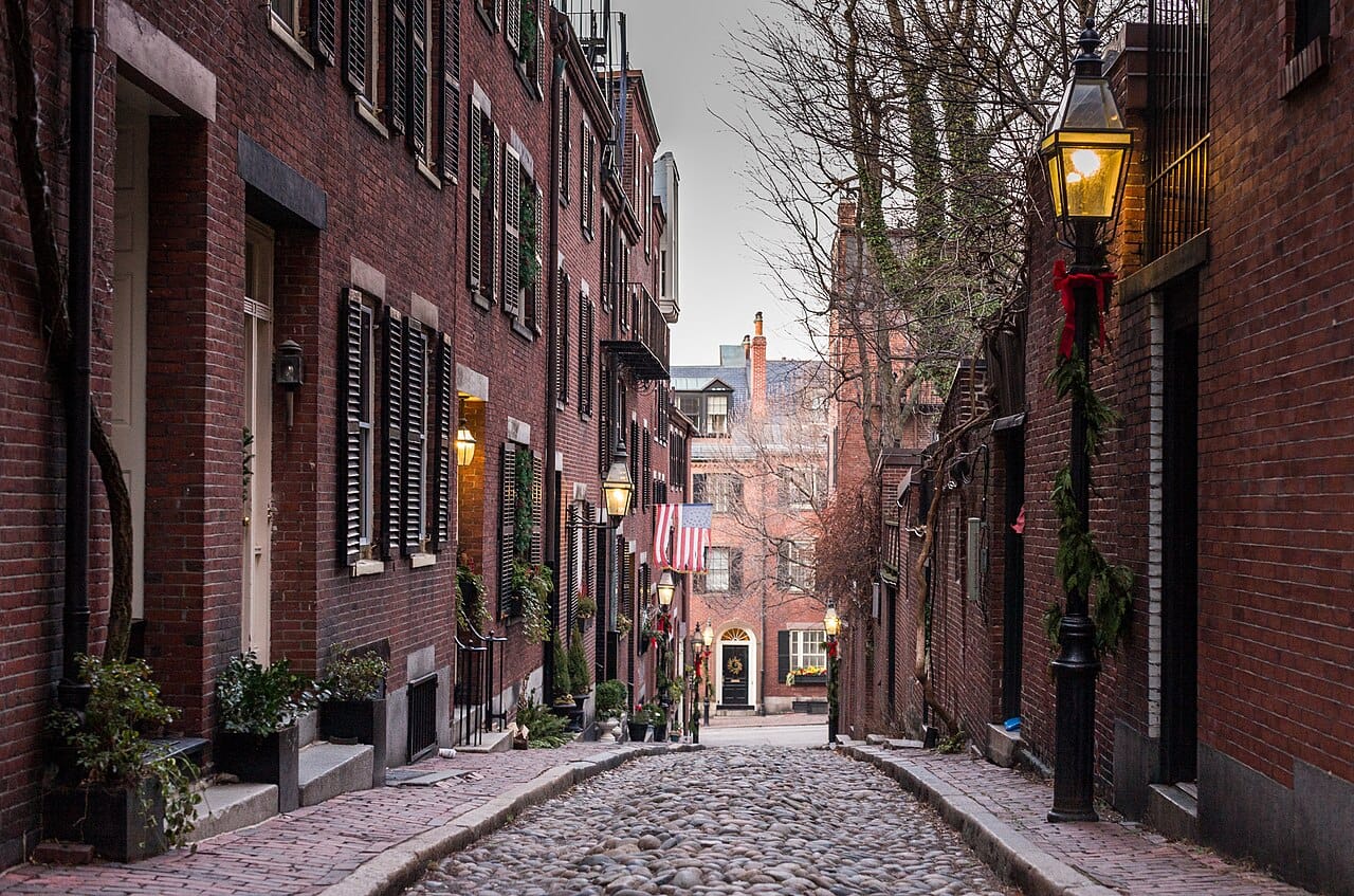 Cobbled Acorn Street on Beacon Hill in Boston