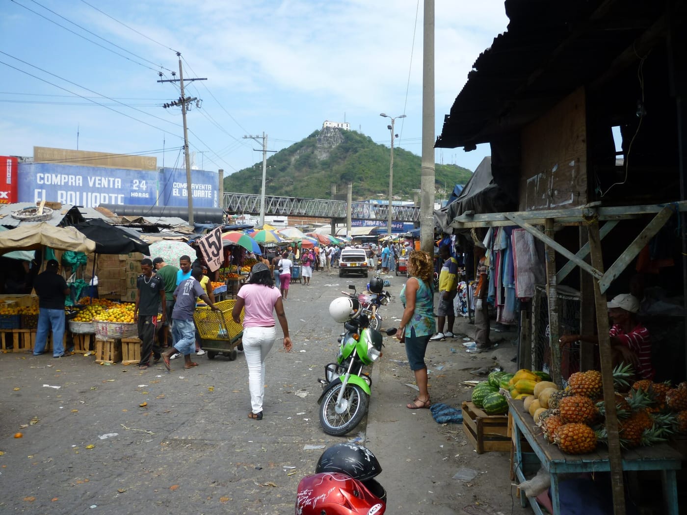 Stalls and shoppers at the Mercado Bazurto in Cartagena