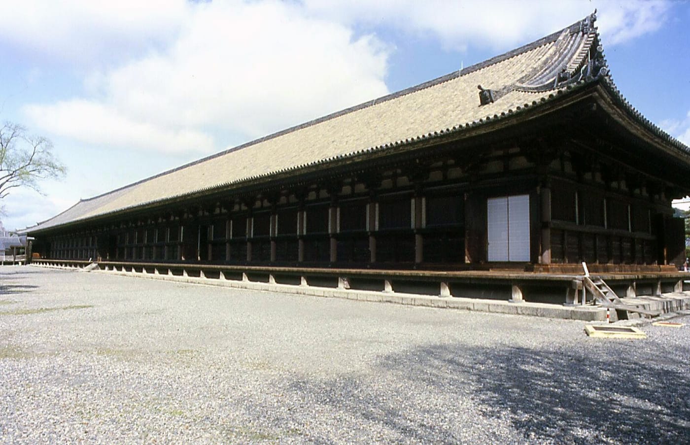 The long wooden hall of Sanjūsangen-dō in Kyoto