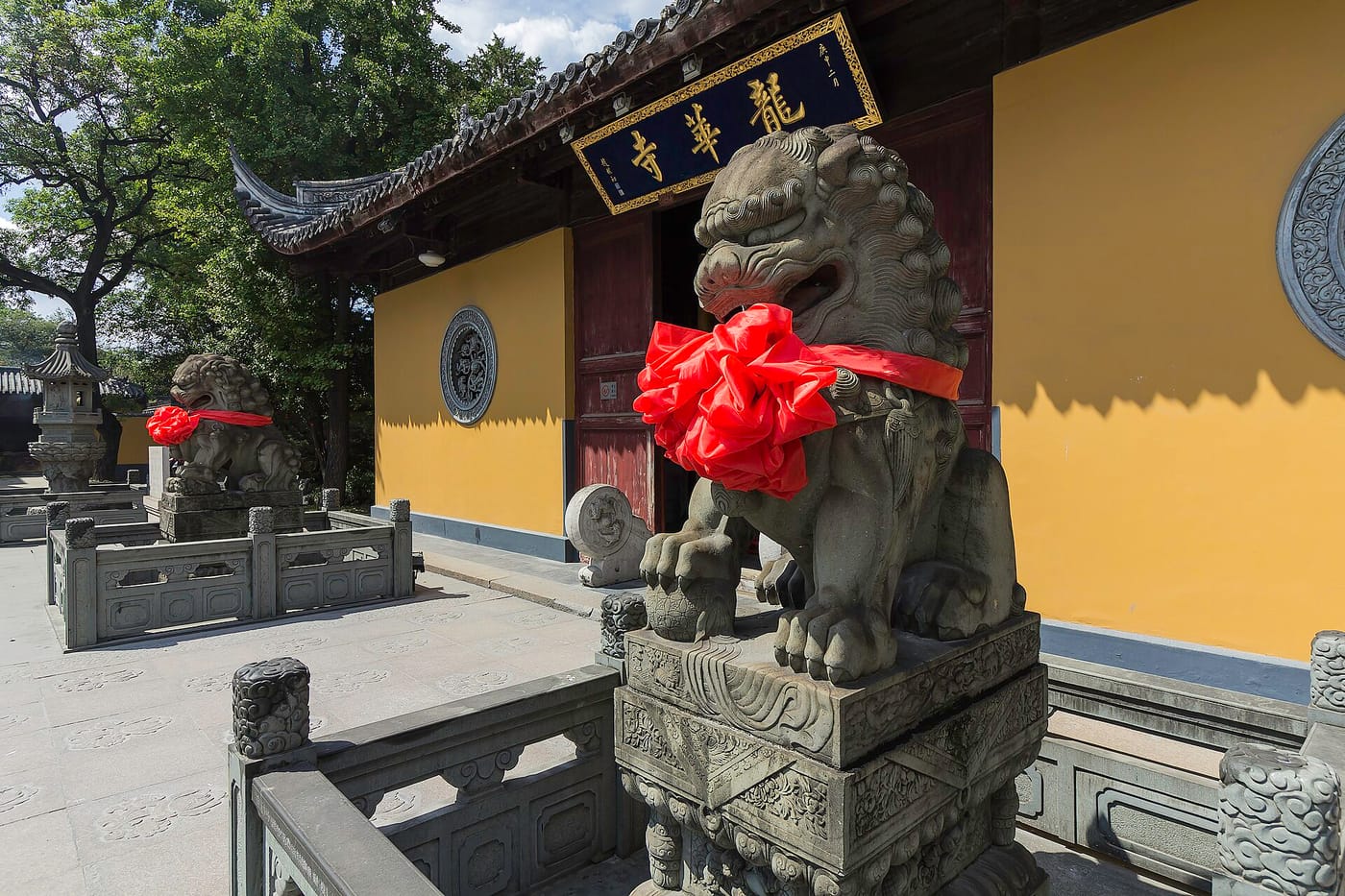 The temple hall and stone lion at Longhua Temple in Shanghai