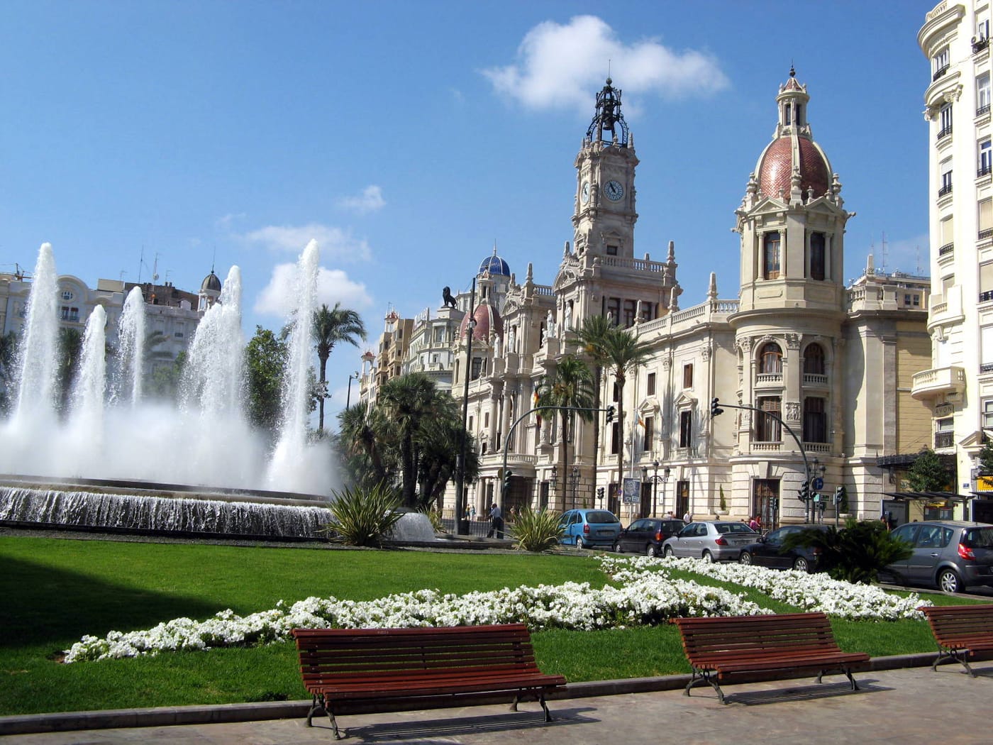 The fountain and grand buildings of the Plaza del Ayuntamiento in Valencia